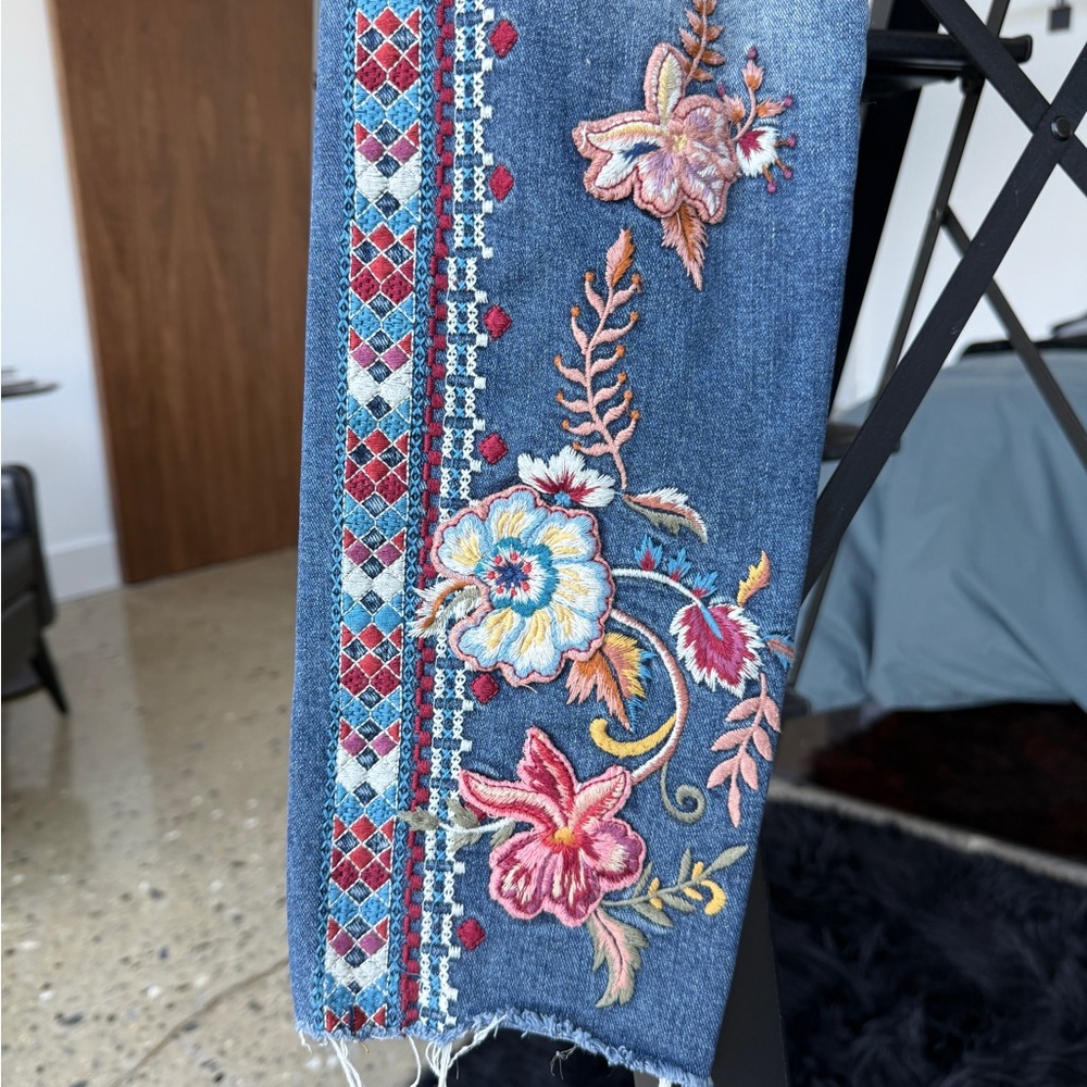 DRIFTWOOD Embroidered Jackie Jeans Classic Fit Sz 29/28 gentle distressed wash - Picture 3 of 7